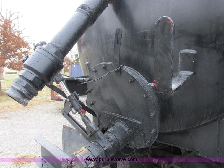 image for item I8821 1993 International 4900 vacuum truck