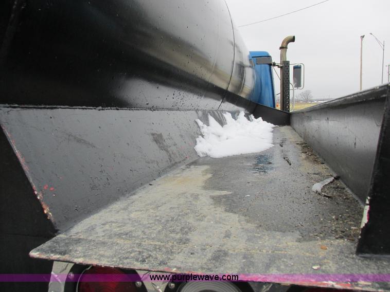 image for item I8821 1993 International 4900 vacuum truck