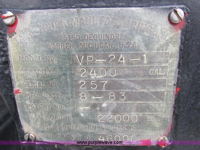 image for item I8821 1993 International 4900 vacuum truck