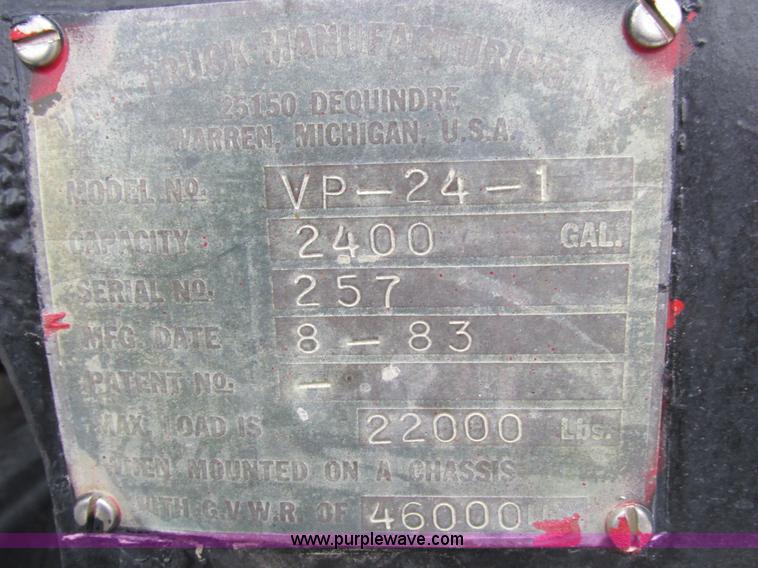 image for item I8821 1993 International 4900 vacuum truck