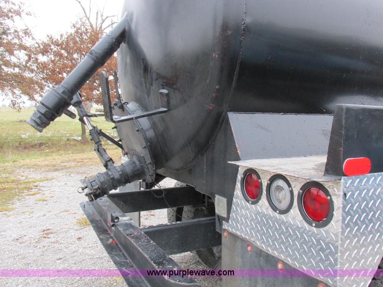 image for item I8821 1993 International 4900 vacuum truck