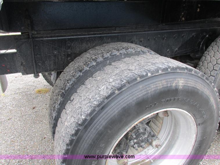 image for item I8821 1993 International 4900 vacuum truck