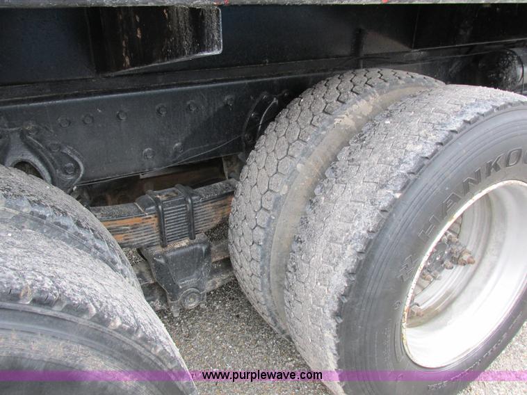 image for item I8821 1993 International 4900 vacuum truck