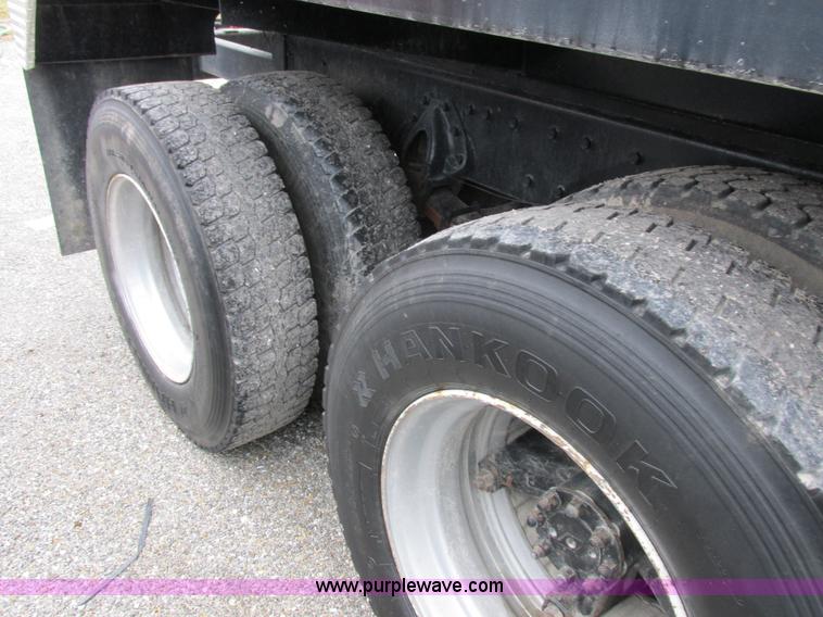 image for item I8821 1993 International 4900 vacuum truck