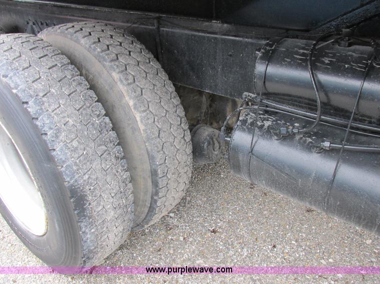 image for item I8821 1993 International 4900 vacuum truck