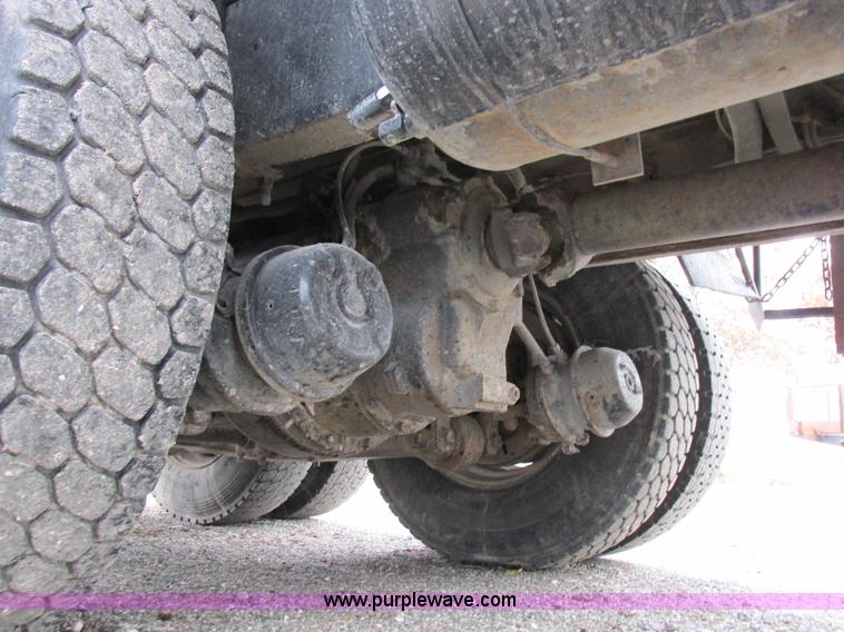 image for item I8821 1993 International 4900 vacuum truck