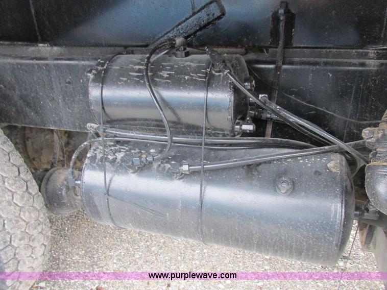 image for item I8821 1993 International 4900 vacuum truck