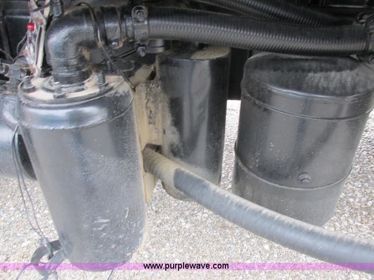 image for item I8821 1993 International 4900 vacuum truck