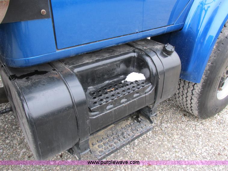 image for item I8821 1993 International 4900 vacuum truck