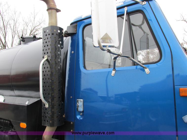 image for item I8821 1993 International 4900 vacuum truck