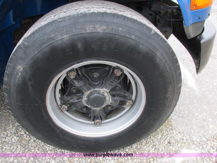 image for item I8821 1993 International 4900 vacuum truck