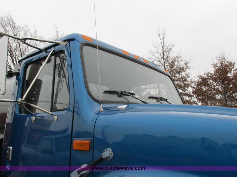 image for item I8821 1993 International 4900 vacuum truck
