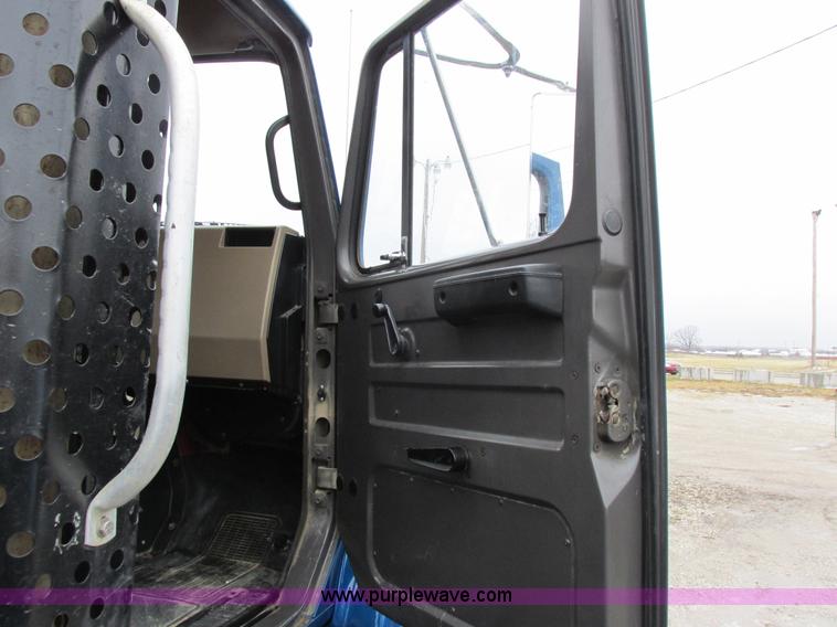 image for item I8821 1993 International 4900 vacuum truck