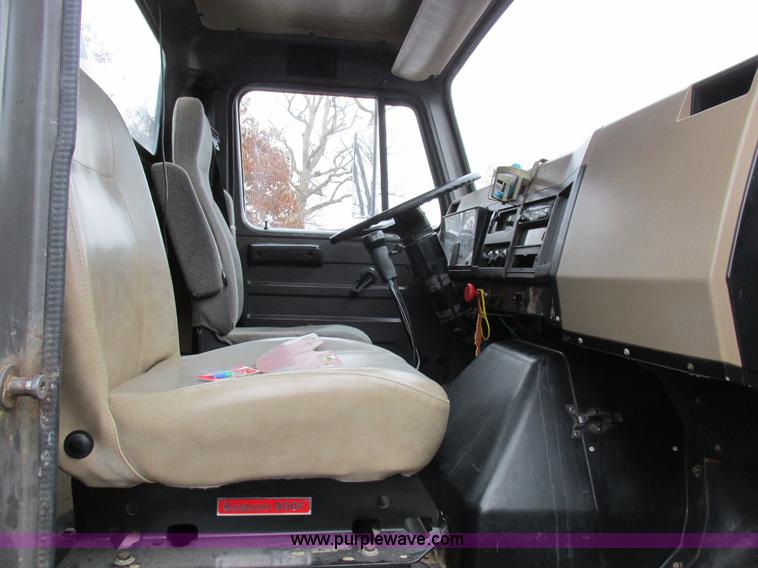 image for item I8821 1993 International 4900 vacuum truck