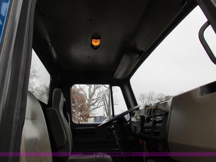 image for item I8821 1993 International 4900 vacuum truck