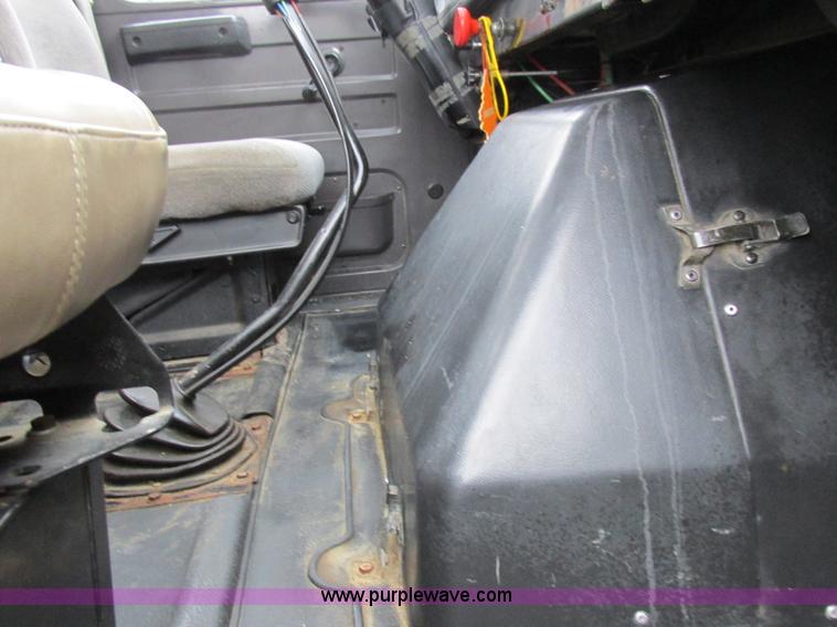 image for item I8821 1993 International 4900 vacuum truck