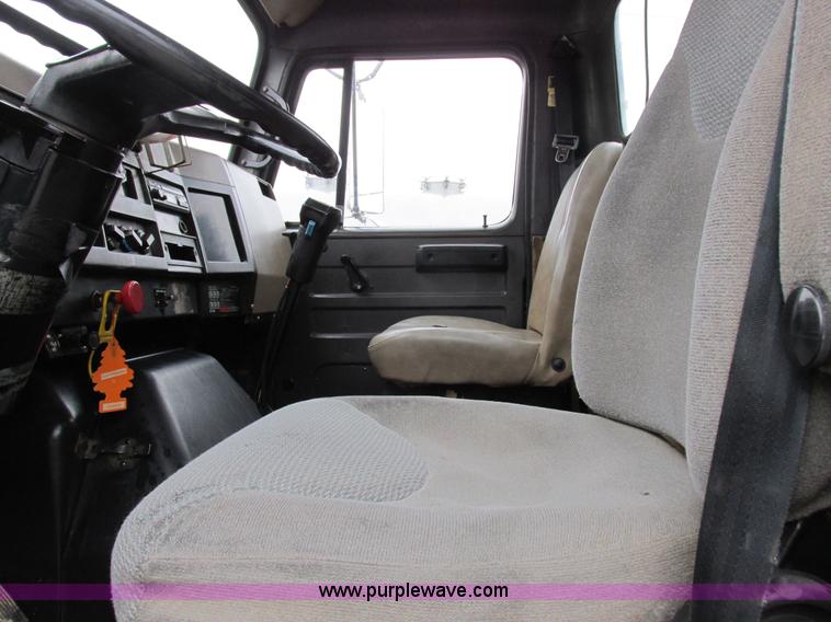 image for item I8821 1993 International 4900 vacuum truck