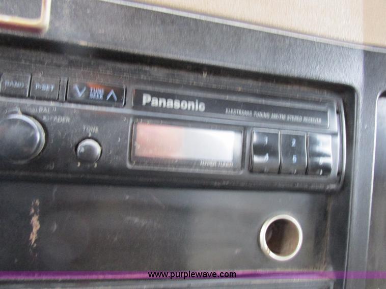 image for item I8821 1993 International 4900 vacuum truck