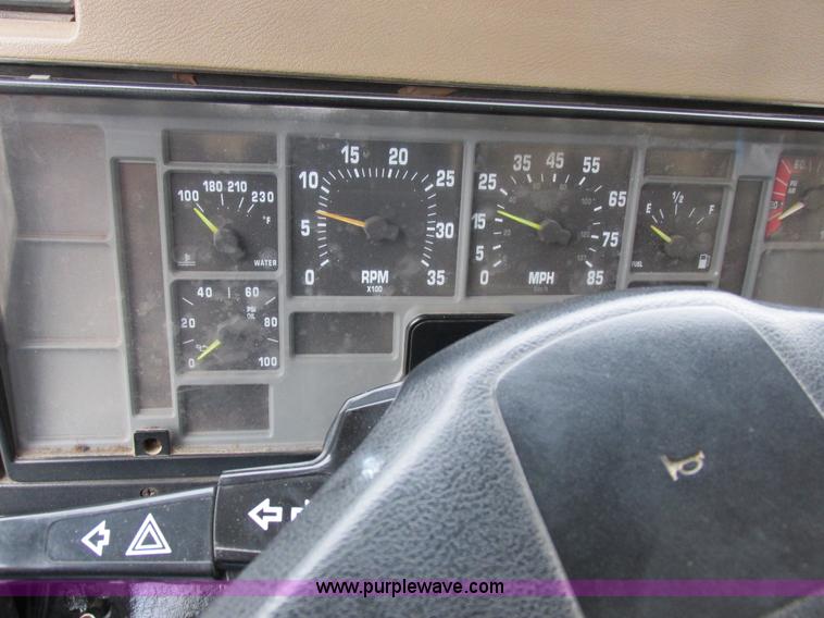 image for item I8821 1993 International 4900 vacuum truck