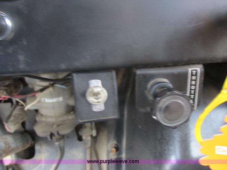 image for item I8821 1993 International 4900 vacuum truck
