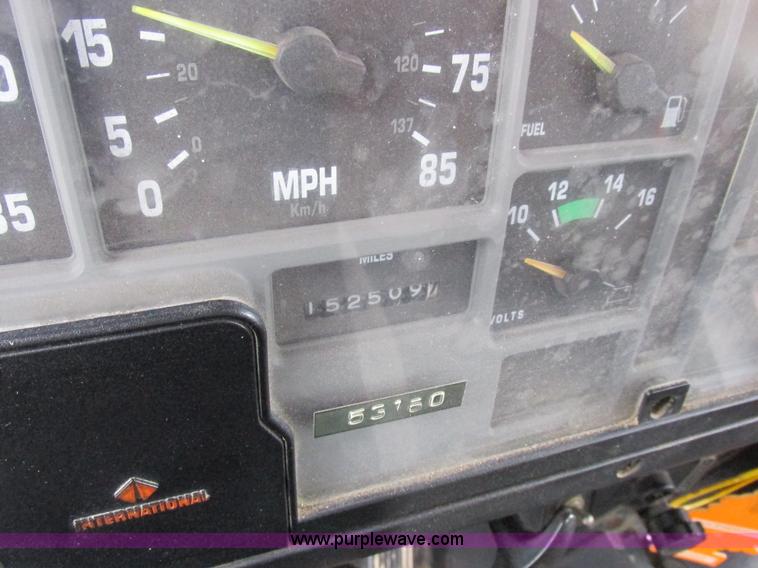 image for item I8821 1993 International 4900 vacuum truck