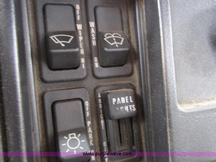 image for item I8821 1993 International 4900 vacuum truck