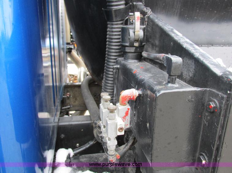 image for item I8821 1993 International 4900 vacuum truck