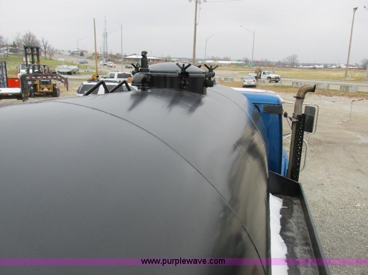 image for item I8821 1993 International 4900 vacuum truck