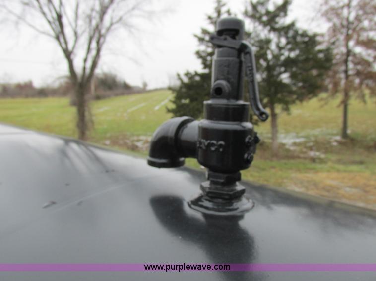 image for item I8821 1993 International 4900 vacuum truck