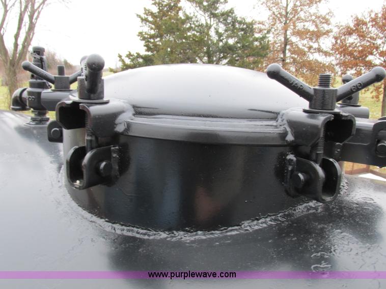 image for item I8821 1993 International 4900 vacuum truck