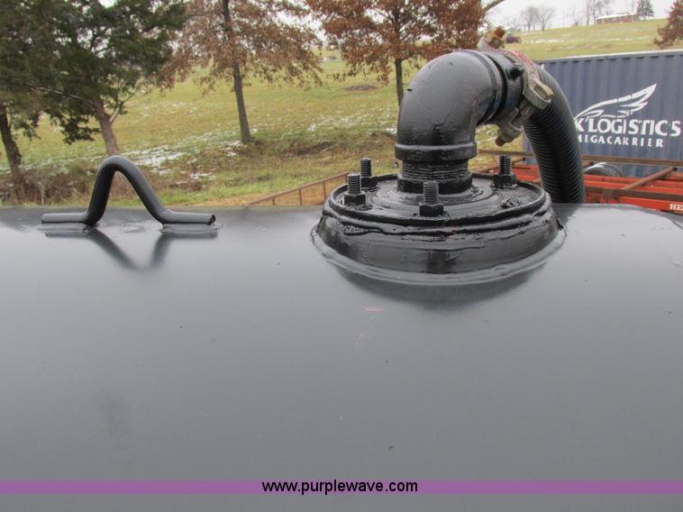 image for item I8821 1993 International 4900 vacuum truck