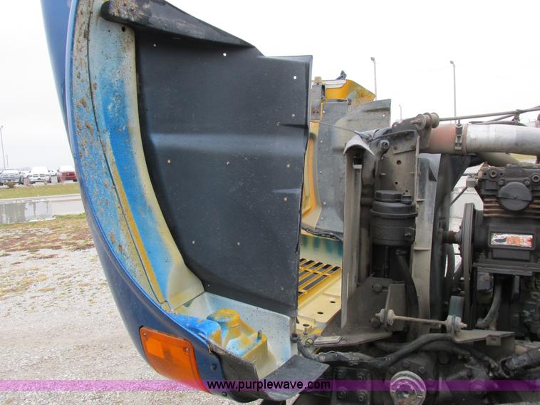 image for item I8821 1993 International 4900 vacuum truck