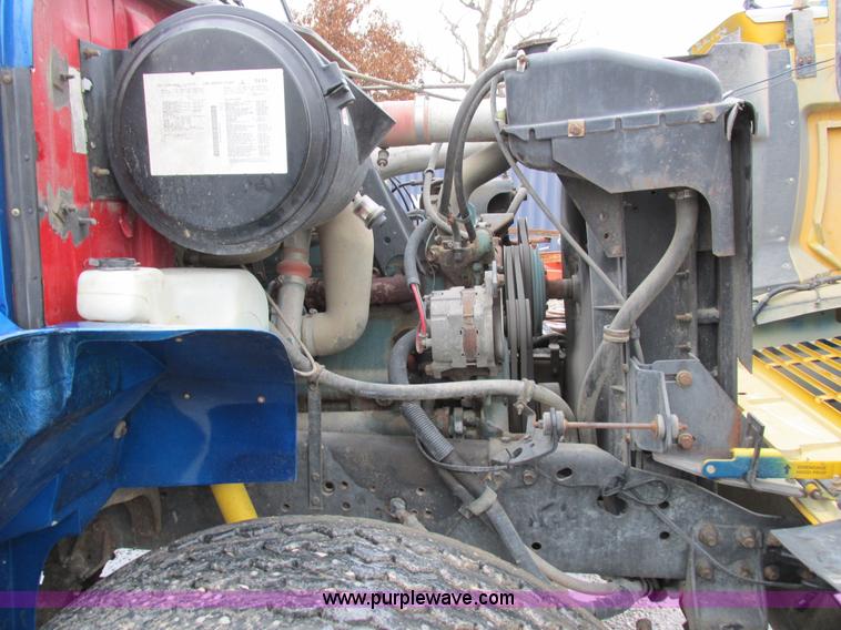 image for item I8821 1993 International 4900 vacuum truck