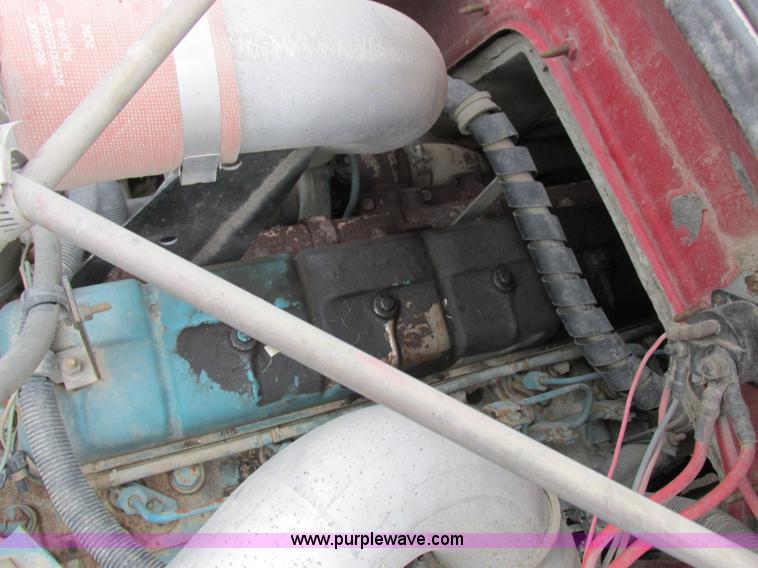 image for item I8821 1993 International 4900 vacuum truck