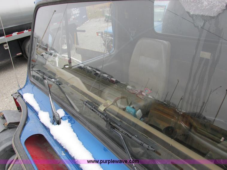 image for item I8821 1993 International 4900 vacuum truck