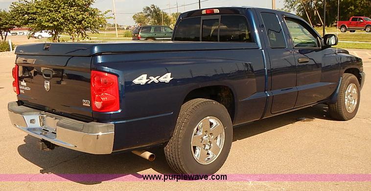 image for item J3051 2005 Dodge Dakota SLT pickup truck