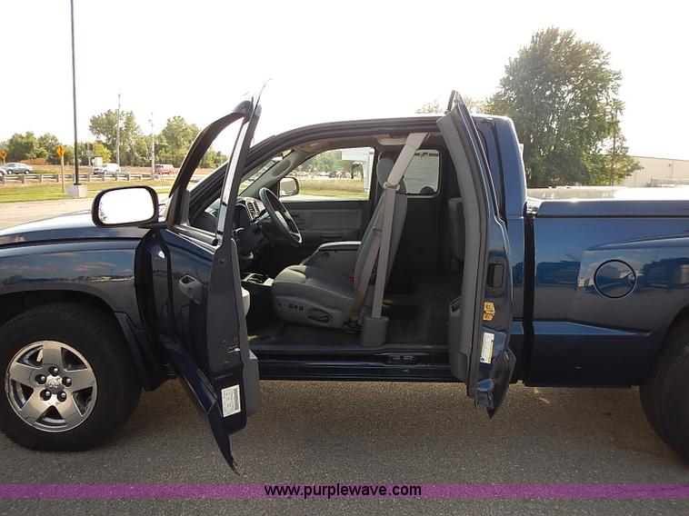 image for item J3051 2005 Dodge Dakota SLT pickup truck