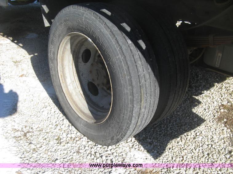 image for item K2772 2003 Ford F450 Super Duty XL flatbed truck