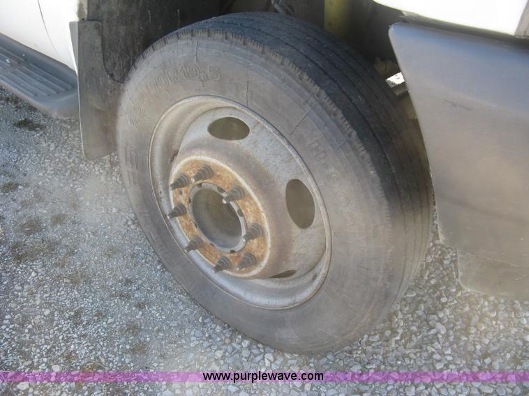 image for item K2772 2003 Ford F450 Super Duty XL flatbed truck