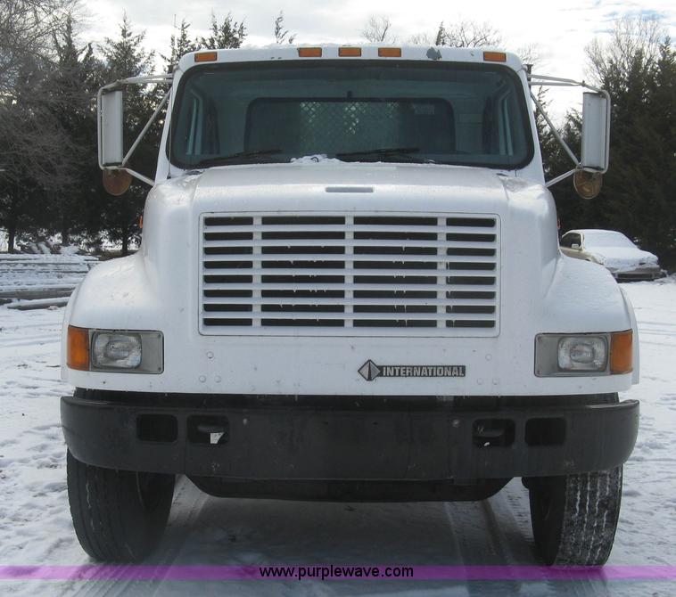 image for item K2773 2000 International 4700 flatbed truck