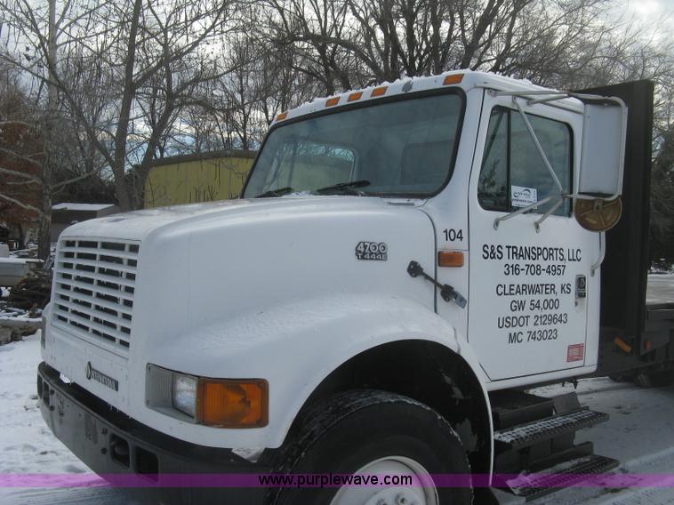 image for item K2773 2000 International 4700 flatbed truck