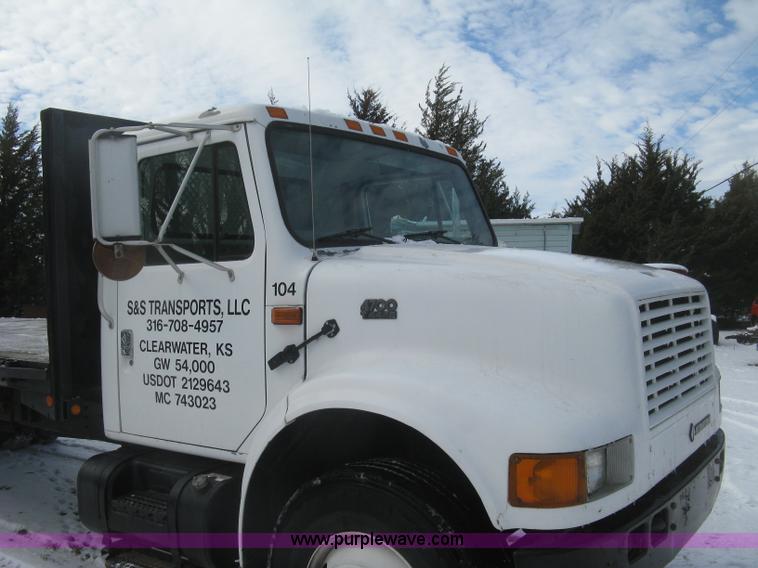 image for item K2773 2000 International 4700 flatbed truck