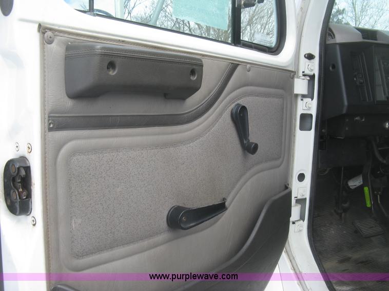 image for item K2773 2000 International 4700 flatbed truck