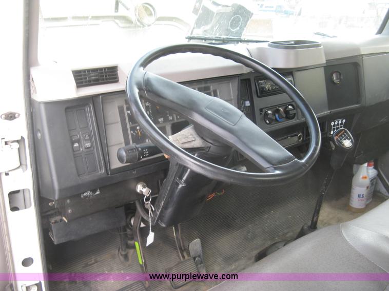 image for item K2773 2000 International 4700 flatbed truck