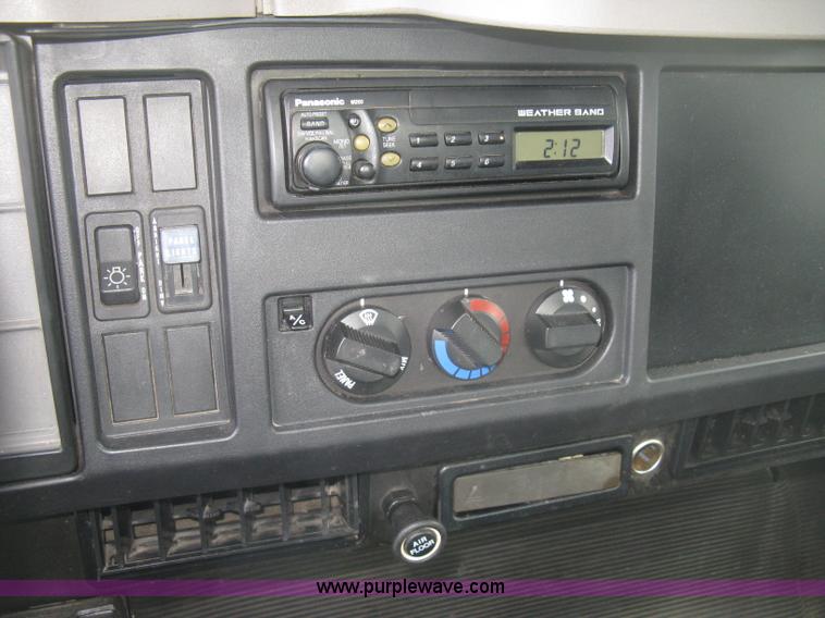 image for item K2773 2000 International 4700 flatbed truck