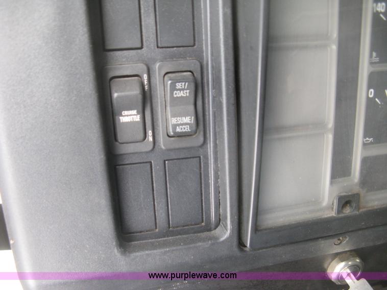 image for item K2773 2000 International 4700 flatbed truck