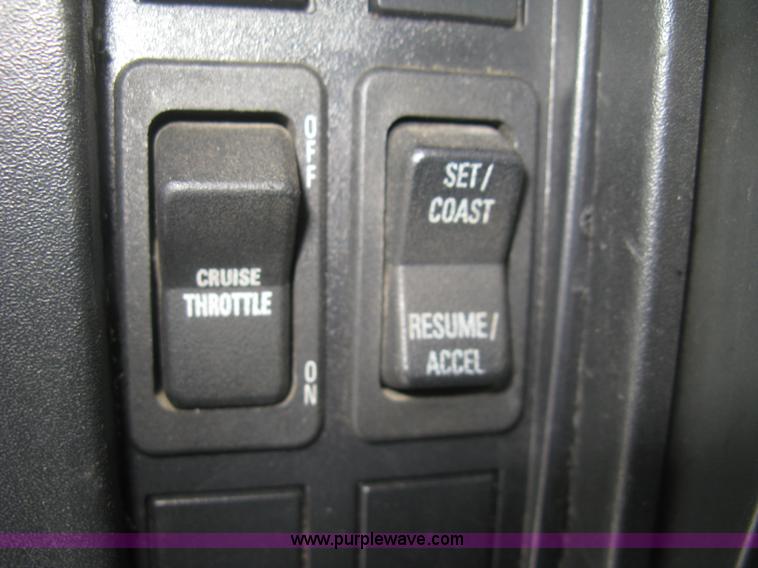 image for item K2773 2000 International 4700 flatbed truck