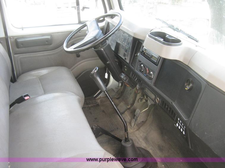 image for item K2773 2000 International 4700 flatbed truck