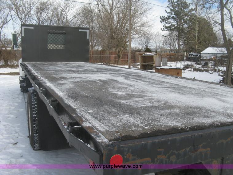 image for item K2773 2000 International 4700 flatbed truck