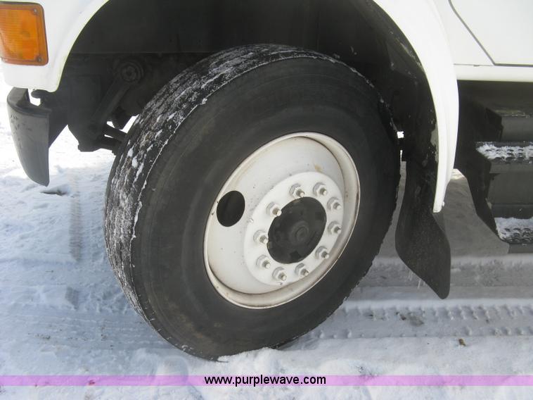 image for item K2773 2000 International 4700 flatbed truck